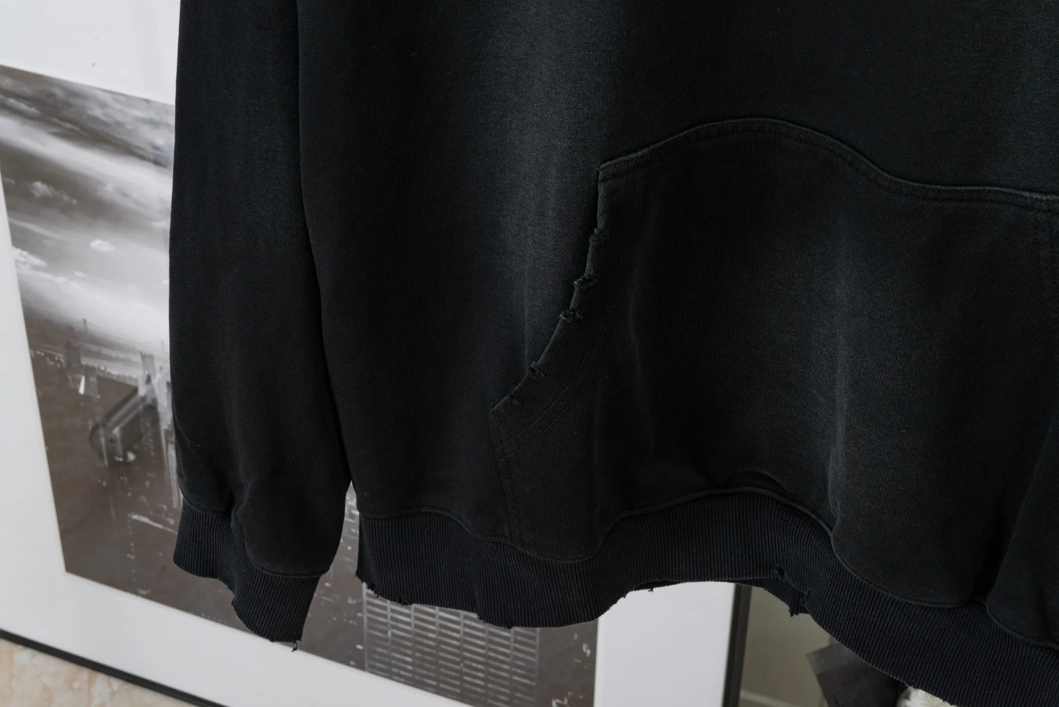 P310 CHROME HEARTS Hooded Sweatshirt - Size: XS, S, M, L - Color: Navy blue, white, black. Made of comfortable and skin-friendly fabrics, it feels unrestricted when worn. The details are finely crafted and the colors are harmonious. The back is embroidered with classic Crocodile heart elements, making it highly recognizable and trendy. Strictly controlled from material selection to production, it is a dazzling item that highlights personality and quality and interprets trendy attitude.